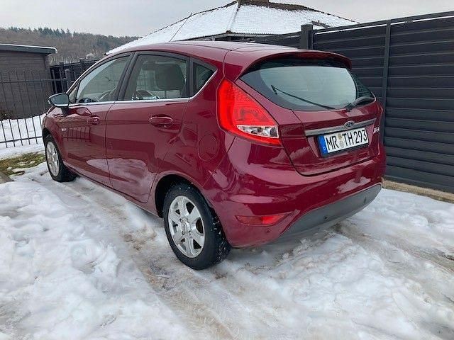 Gebraucht Ford Fiesta 82 PS (60 kW) 2010 Rot Limousine