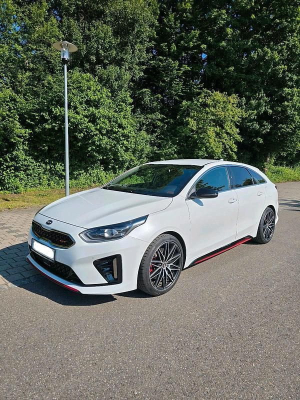 Weiß Gebraucht 2021 Kia ProCeed GT Kleinwagen | 25.499 € (Fairer Preis) - Bild 1/4