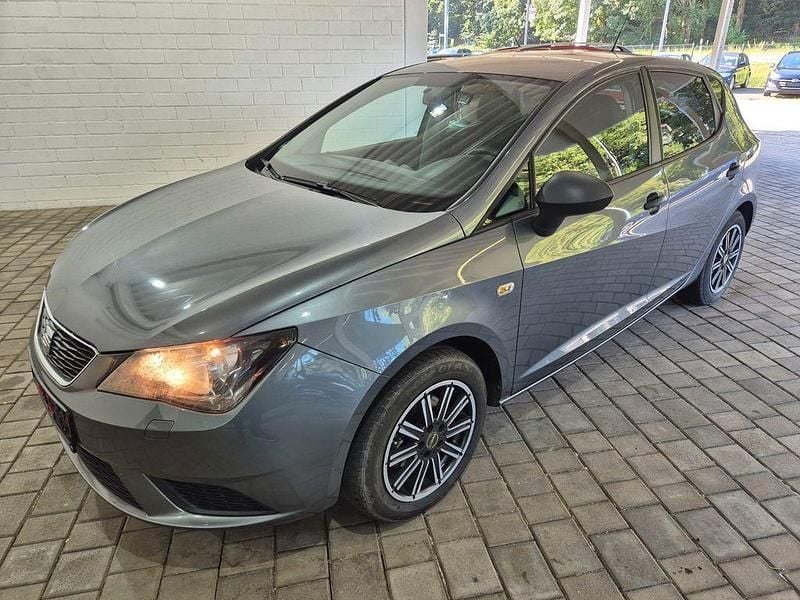 Grau Gebraucht 2014 Seat Ibiza Reference Limousine | 6.890 € (Fairer Preis) - Bild 1/4