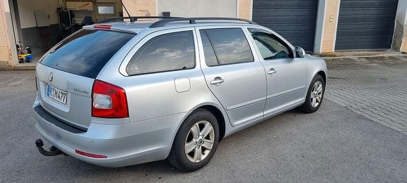 Gebraucht Skoda Octavia Elegance 105 PS (77 kW) 2011 Silber Kombi