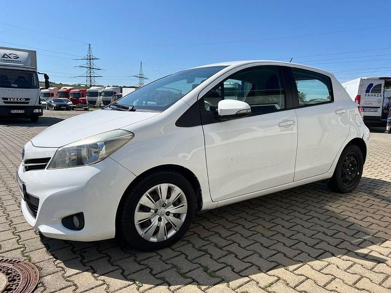 Weiß Gebraucht 2014 Toyota Yaris Limousine | 4.890 € (Fairer Preis) - Bild 1/4
