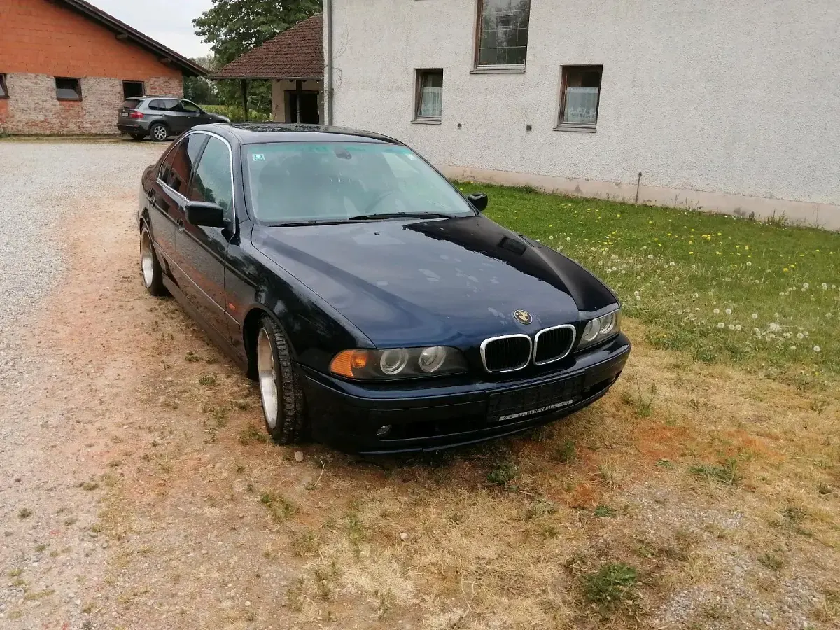 Second-hand BMW 520 185 CP (136 kW) 2001 Albastru Berlinǎ