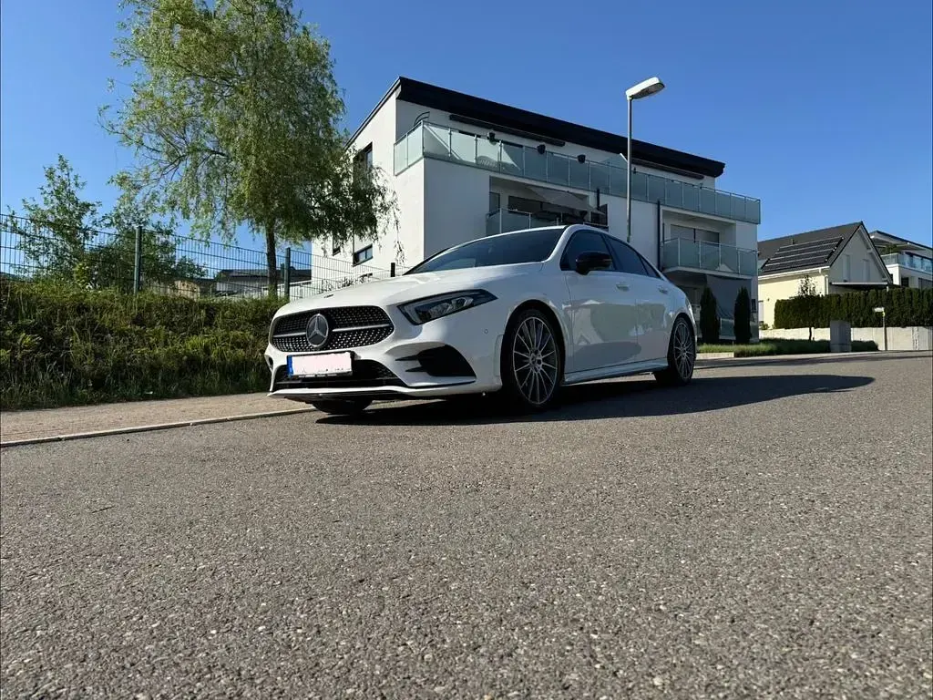 Gebraucht Mercedes A200 AMG line 163 PS (119 kW) 2019 Weiß Limousine