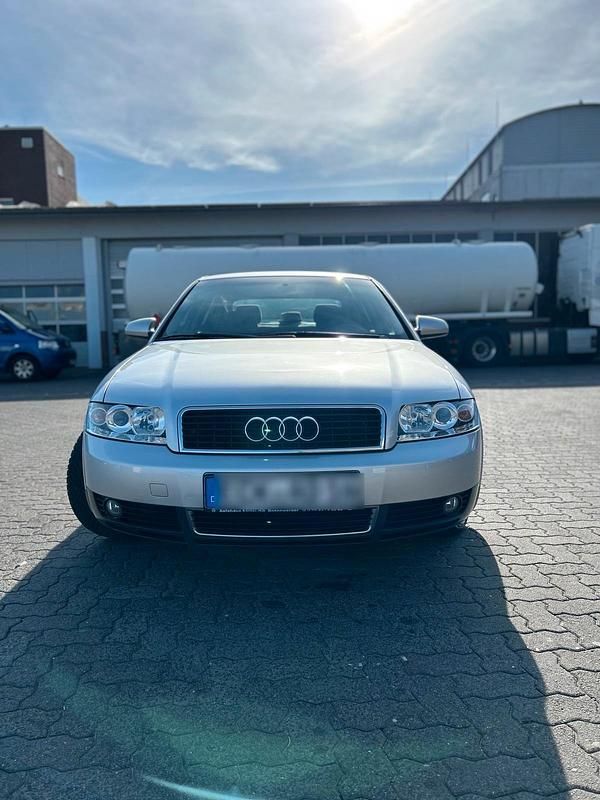 Silber Gebraucht 2002 Audi A4 Limousine | 4.299 € (Teuer) - Bild 1/4