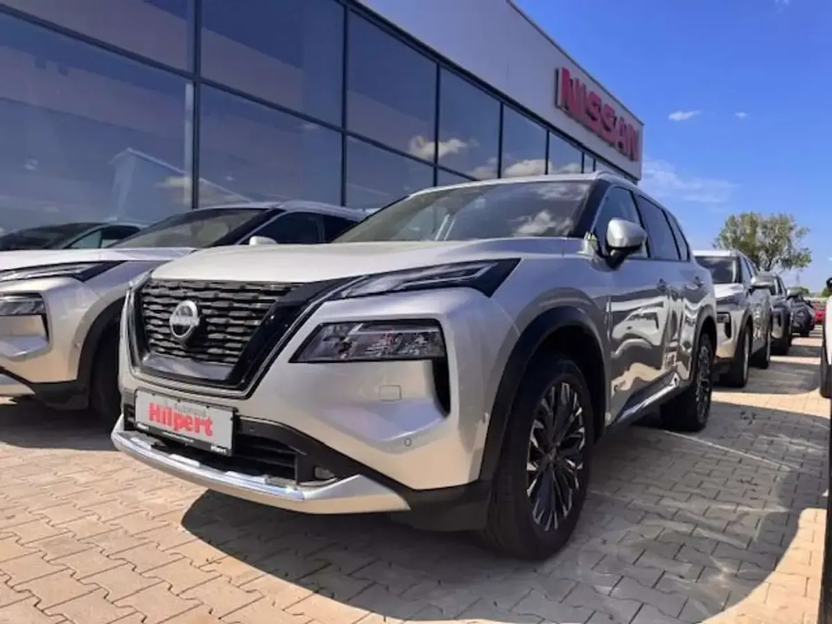 Gebraucht Nissan X-Trail Tekna 213 PS (156 kW) 2024 New silver (m) (metallic) SUV