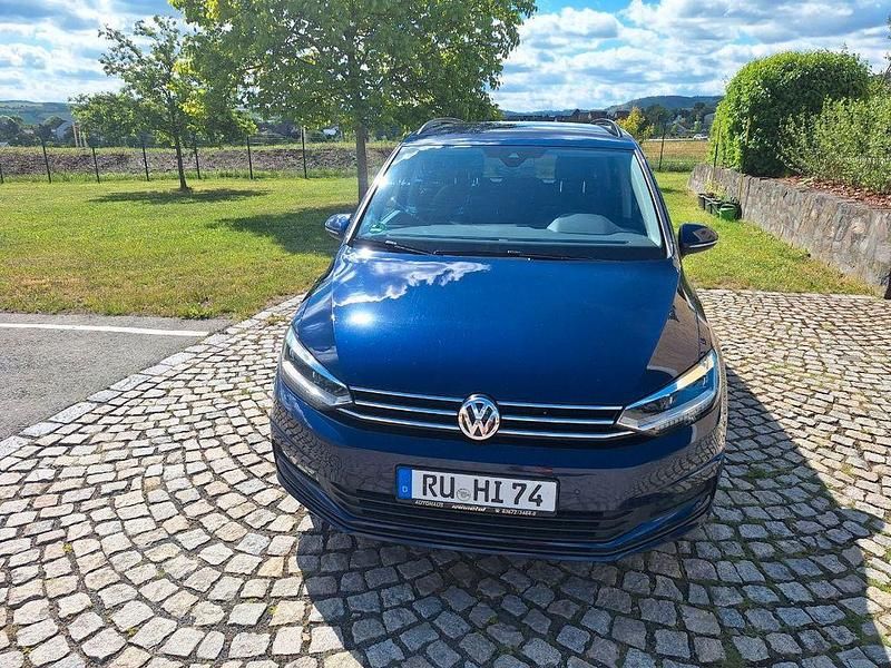 Blau Gebraucht 2017 VW Touran Comfortline Van / Kleinbus | 16.900 € (Fairer Preis) - Bild 1/4