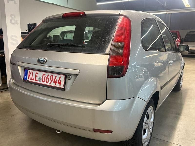Gebraucht Ford Fiesta Ambiente 69 PS (50 kW) 2005 Silber Kleinwagen
