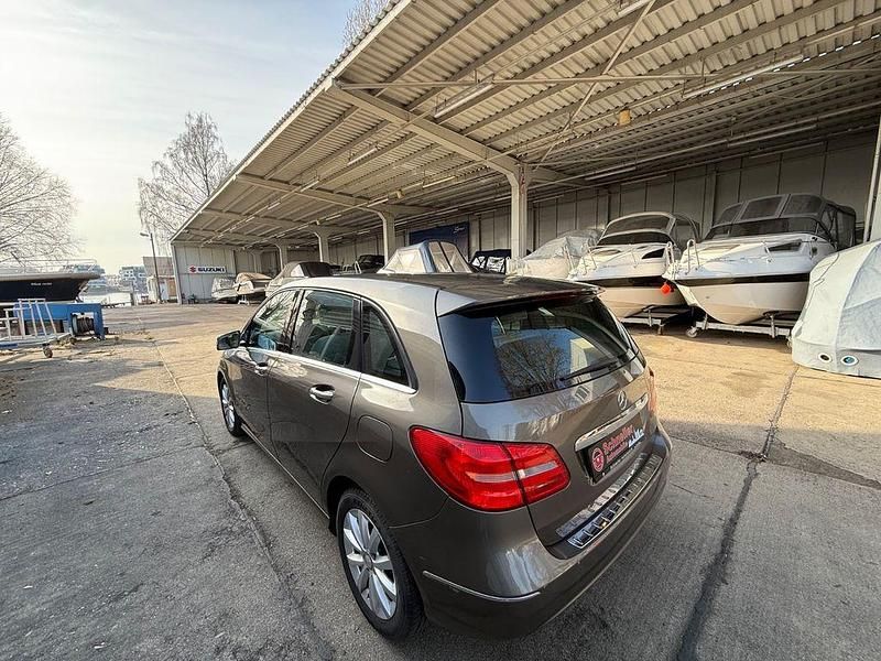 Gebraucht Mercedes B180 122 PS (89 kW) 2012 Braun Van / Kleinbus