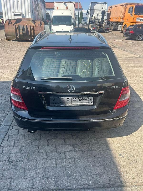 Gebraucht Mercedes C250 Elegance 204 PS (150 kW) 2011 Schwarz Kombi