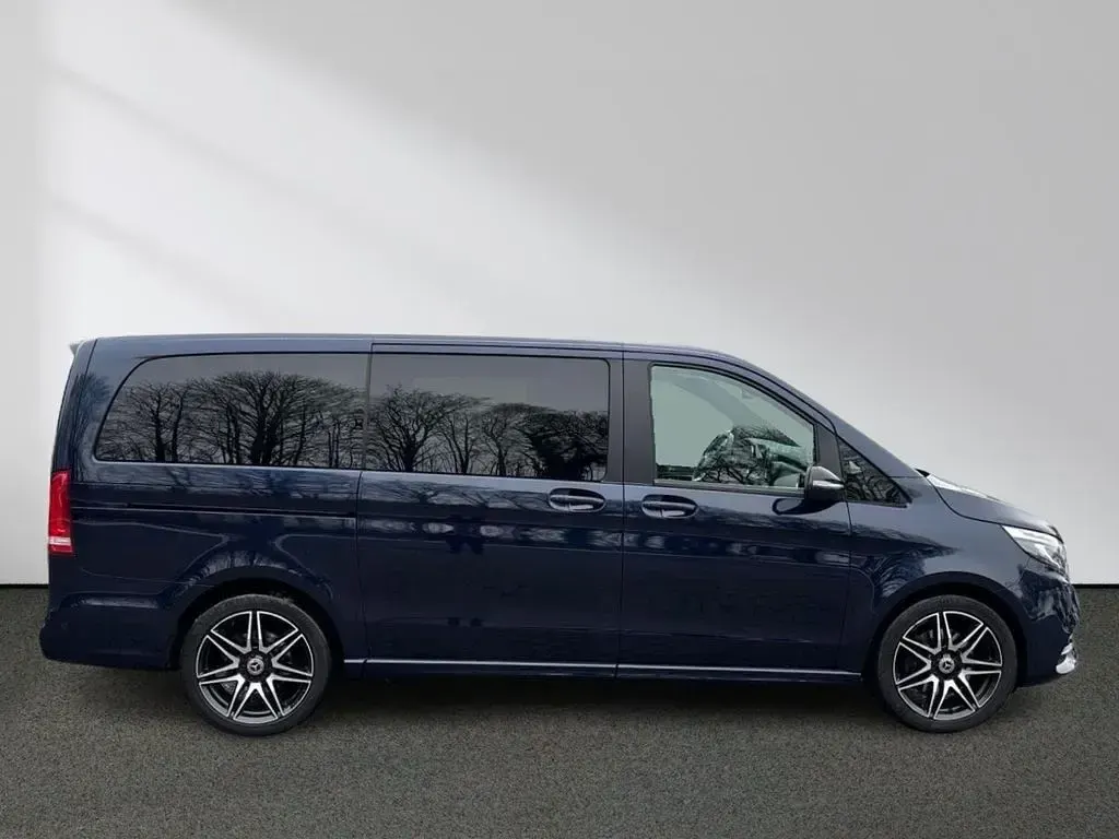 Gebraucht Mercedes V300 AMG 237 PS (174 kW) 2022 Blau Van / Kleinbus
