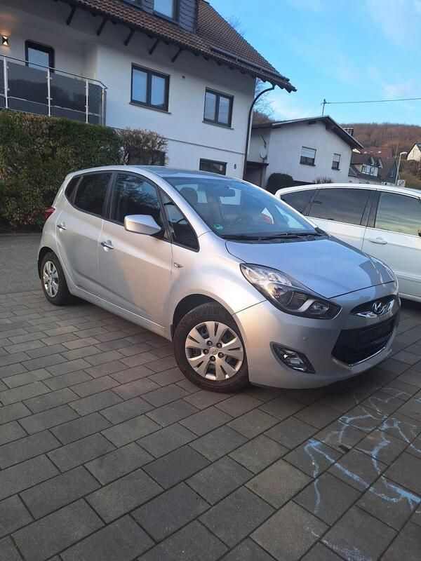Silber Gebraucht 2012 Hyundai ix20 Van / Kleinbus | 4.800 € (Guter Preis) - Bild 1/4