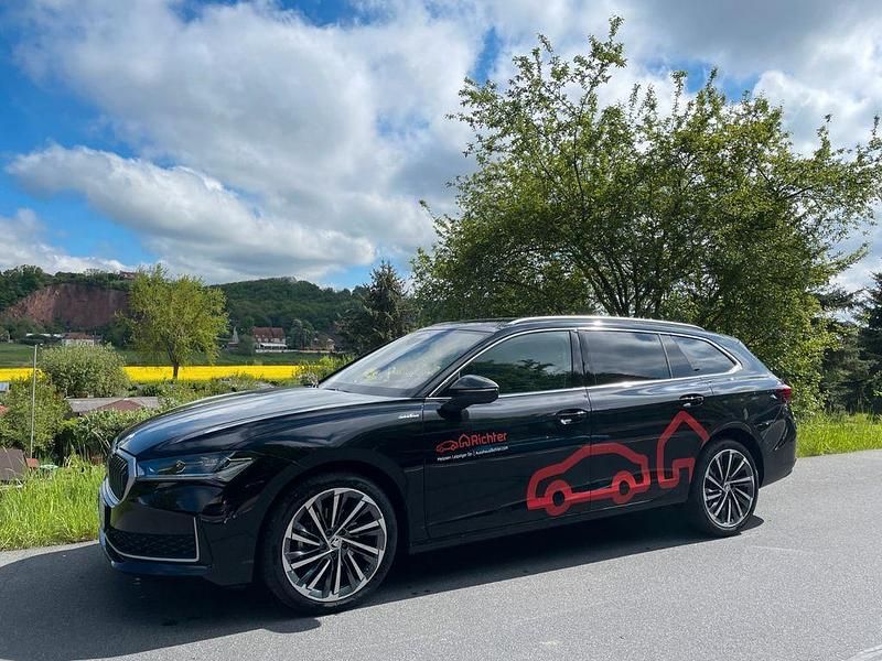 Gebraucht Skoda Superb LAURIN & KLEMENT 150 PS (110 kW) 2025 Ebony schwarz metallic Kombi