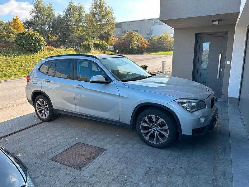 Silber Gebraucht 2013 BMW X1 Sport Line SUV | 9.999 € (Guter Preis) - Bild 1/4