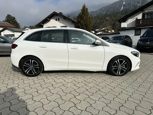 Gebraucht Mercedes B200 Progressive 163 PS (119 kW) 2023 Unilack polarweiß Kleinwagen