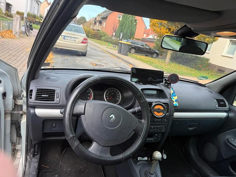 Grau Gebraucht 2004 Renault Clio II Kleinwagen | 1.500 € - Bild 1/4