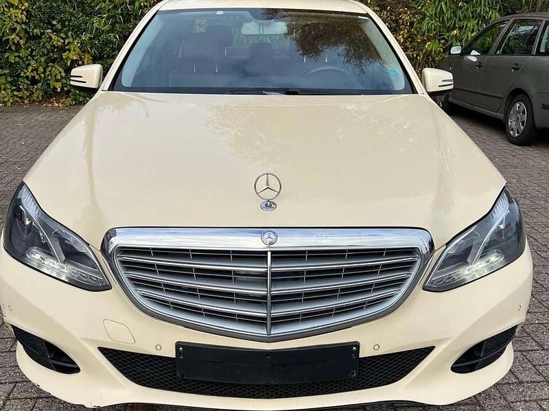 Hellelfenbein unilack Gebraucht 2016 Mercedes E220 Limousine | 5.800 € (Fairer Preis) - Bild 1/4