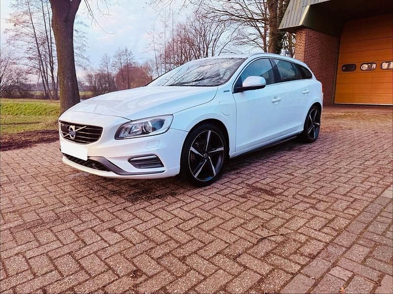Weiß Gebraucht 2015 Volvo V60 R-Design Kombi | 9.000 € (Guter Preis) - Bild 1/4