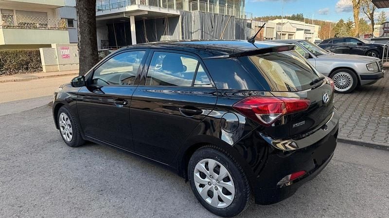 Gebraucht Hyundai i20 Classic 75 PS (55 kW) 2017 Schwarz Kleinwagen