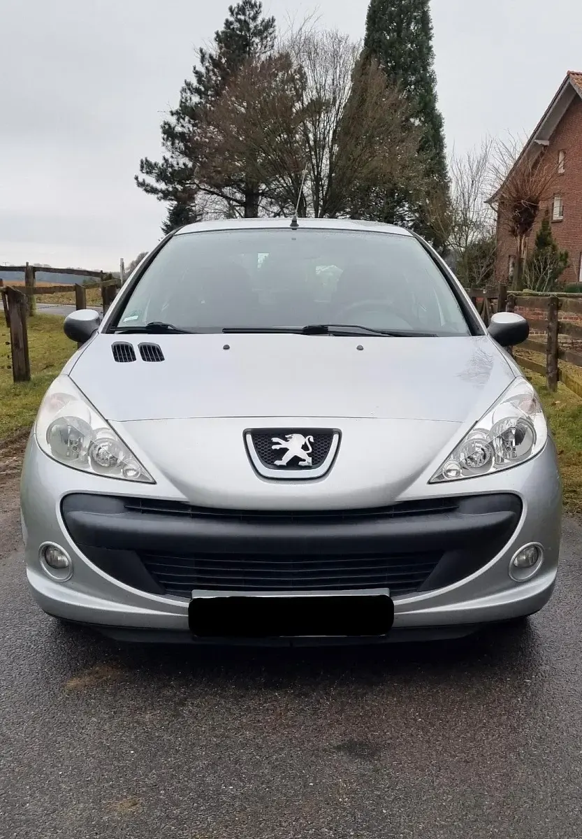 Gebraucht Peugeot 206+ 68 PS (50 kW) 2009 Silber Kleinwagen