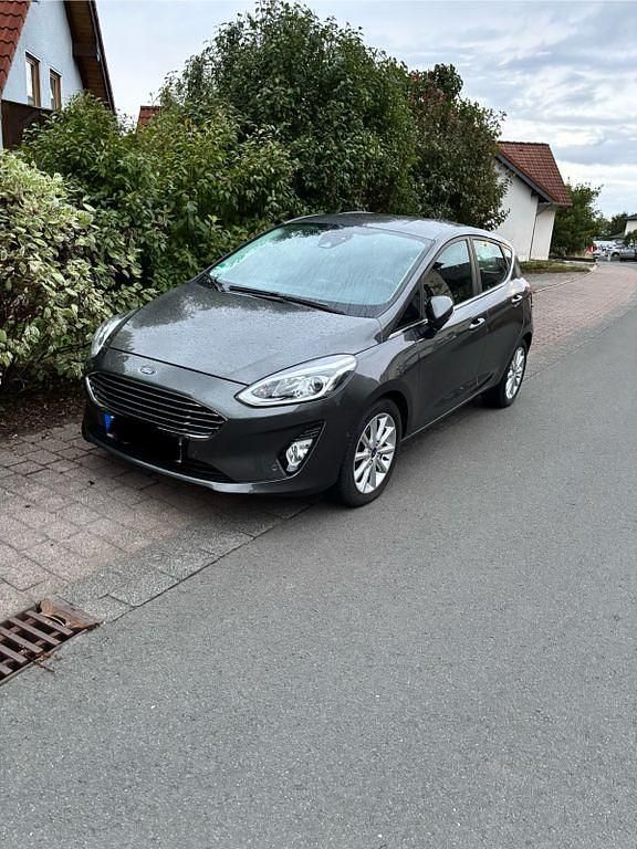Grau Gebraucht 2018 Ford Fiesta Titanium Kleinwagen | 11.299 € (Fairer Preis) - Bild 1/4