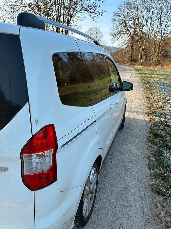 Weiß Gebraucht 2015 Ford Tourneo Courier Van / Kleinbus | 5.650 € (Fairer Preis) - Bild 1/4