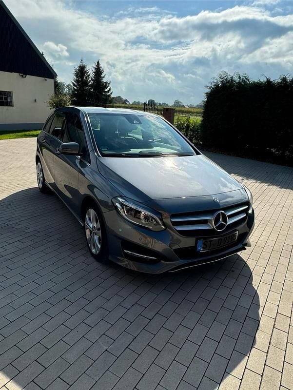 Grau Gebraucht 2017 Mercedes B200 Van / Kleinbus | 16.800 € (Etwas zu teuer) - Bild 1/4