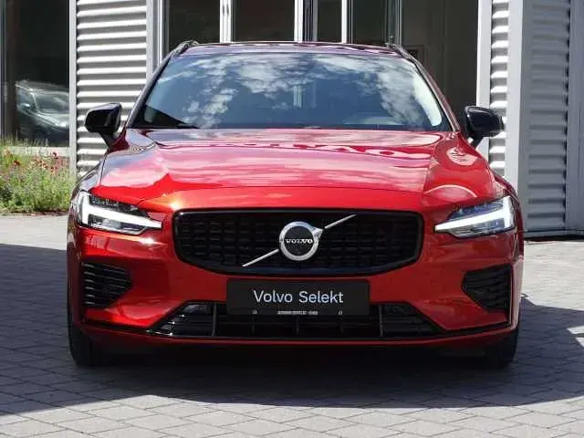 Gebraucht Volvo V60 Plus 335 PS (246 kW) 2024 Fusion red / metallic Kombi