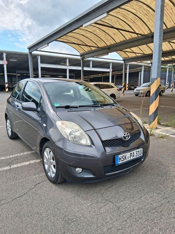 Grau Gebraucht 2008 Toyota Yaris Cool Limousine | 1.390 € - Bild 1/4