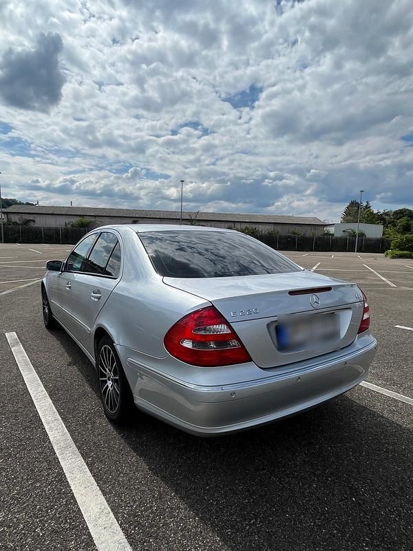 Gebraucht Mercedes E220 150 PS (110 kW) 2005 Silber Limousine