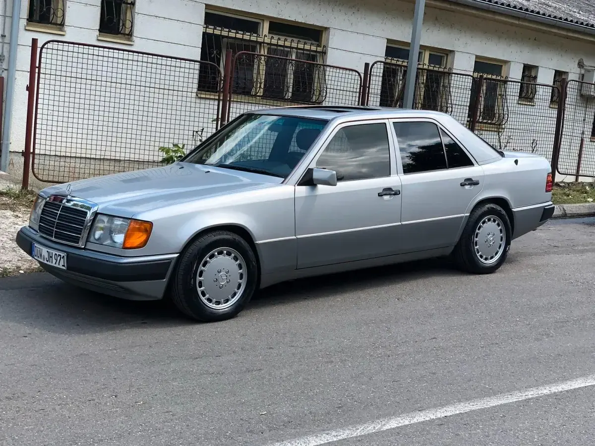 Używany Mercedes E300 190 KM (139 kW) 1990 Srebrny Sedan/Limuzyna
