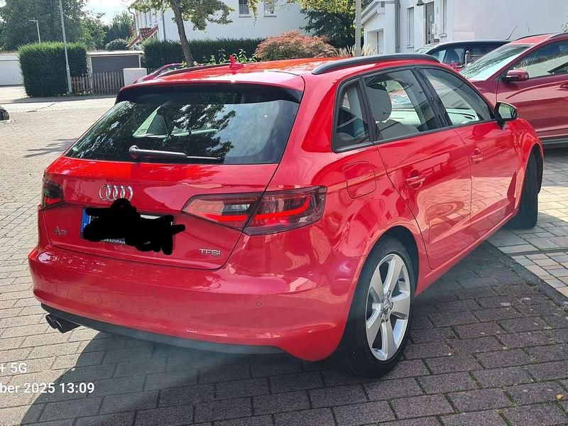 Gebraucht Audi A3 Ambiente 125 PS (91 kW) 2015 Rot Limousine