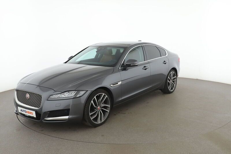 Grau Gebraucht 2018 Jaguar XF Portfolio Limousine | 20.900 € (Guter Preis) - Bild 1/4