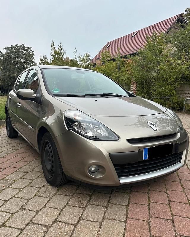 Beige Gebraucht 2011 Renault Clio III Dynamique Limousine | 4.000 € (Fairer Preis) - Bild 1/4