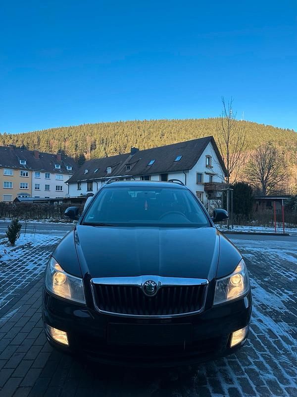 Schwarz Gebraucht 2011 Skoda Octavia Kombi | 5.199 € (Guter Preis) - Bild 1/4