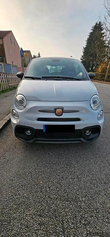 Grau Gebraucht 2022 Fiat 500 Abarth Kleinwagen | 23.200 € - Bild 1/4