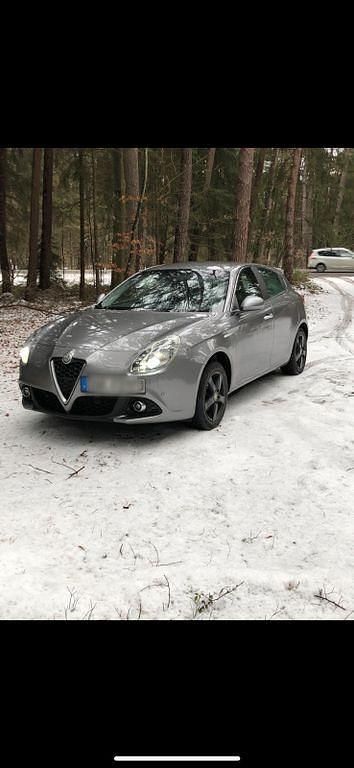 Grau Gebraucht 2018 Alfa Romeo Giulietta Limousine | 12.000 € (Fairer Preis) - Bild 1/4
