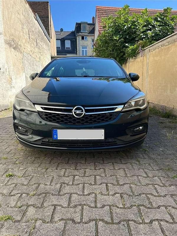 Grün Gebraucht 2016 Opel Astra Dynamic Kleinwagen | 9.900 € (Fairer Preis) - Bild 1/4