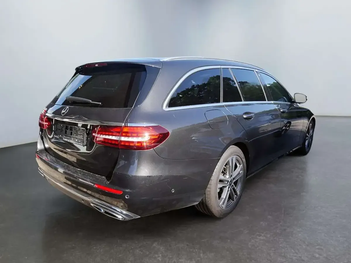 Gebraucht Mercedes E220 Avantgarde 194 PS (142 kW) 2021 Grau Limousine