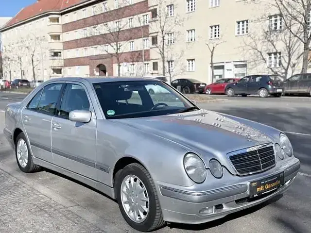 Używany Mercedes E220 Elegance 143 KM (105 kW) 2001 Srebrny Sedan/Limuzyna