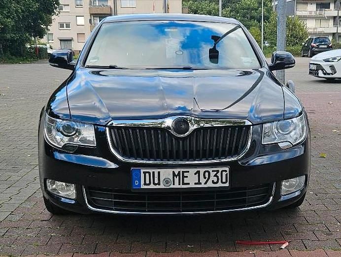 Schwarz Gebraucht 2011 Skoda Superb Limousine | 7.250 € (Etwas zu teuer) - Bild 1/4