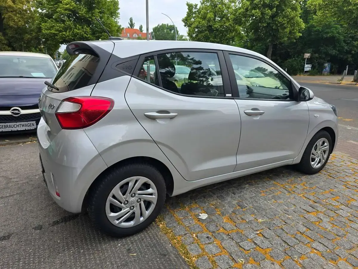 Gebraucht Hyundai i10 Select 67 PS (49 kW) 2020 Sleek silver / met Kleinwagen
