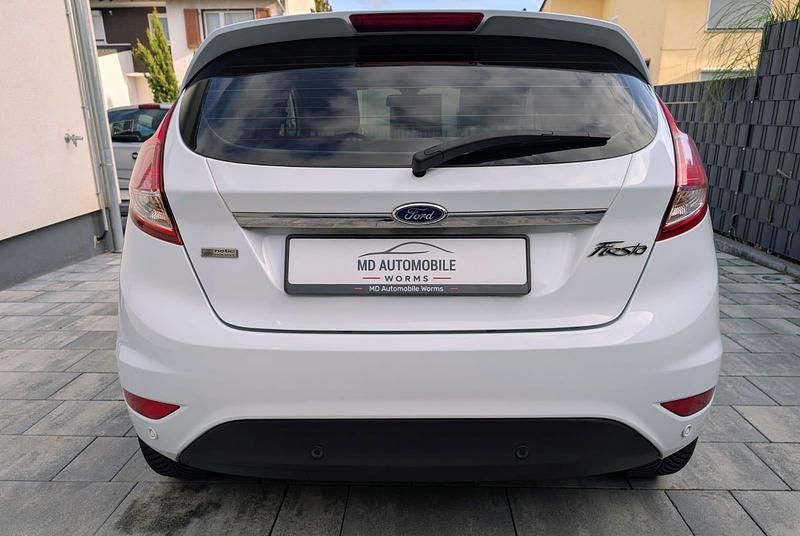 Gebraucht Ford Fiesta Titanium 101 PS (74 kW) 2013 Weiß Kleinwagen