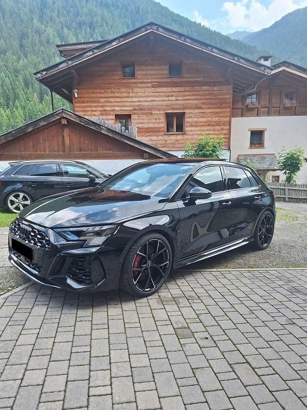 Schwarz Gebraucht 2023 Audi RS3 Premium Kleinwagen | 62.900 € (Fairer Preis) - Bild 1/4