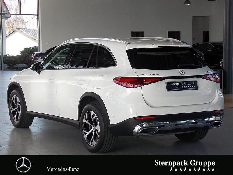 Gebraucht Mercedes GLC300e 204 PS (150 kW) 2023 Unilack polarweiß SUV