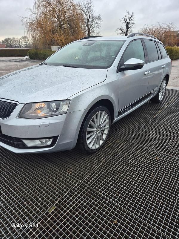 Silber Gebraucht 2013 Skoda Octavia Kombi | 8.900 € - Bild 1/4