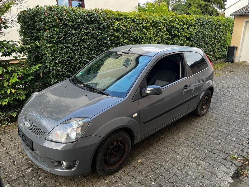 Grau Gebraucht 2007 Ford Fiesta Kleinwagen | 650 € - Bild 1/4