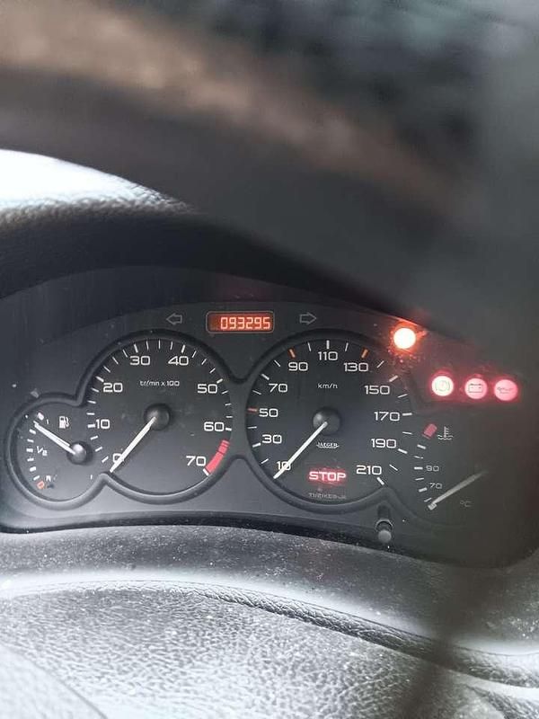 Grau Gebraucht 2001 Peugeot 206 Limousine | 1.800 € (Fairer Preis) - Bild 1/4