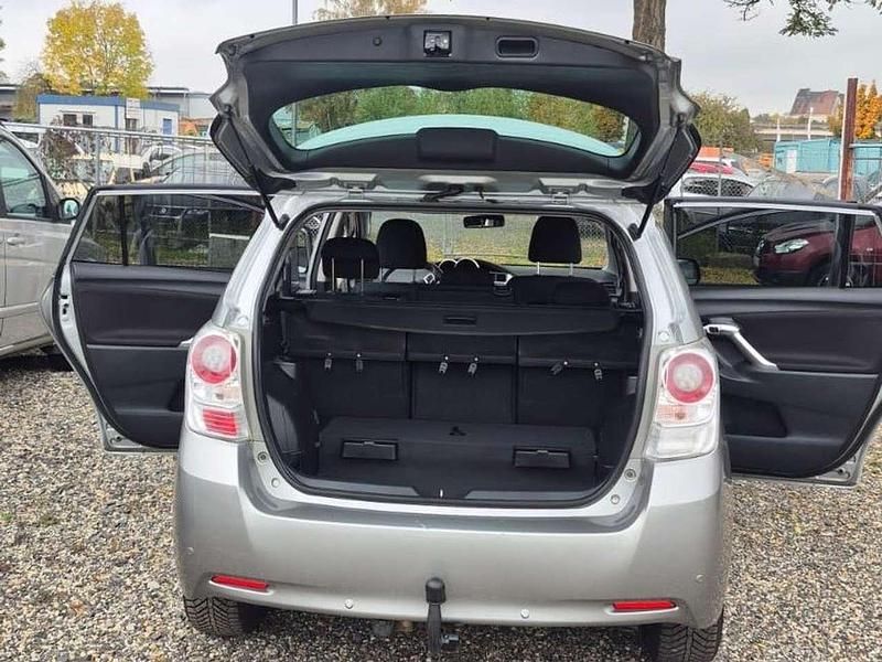 Gebraucht Toyota Verso 126 PS (92 kW) 2012 Silber Van / Kleinbus