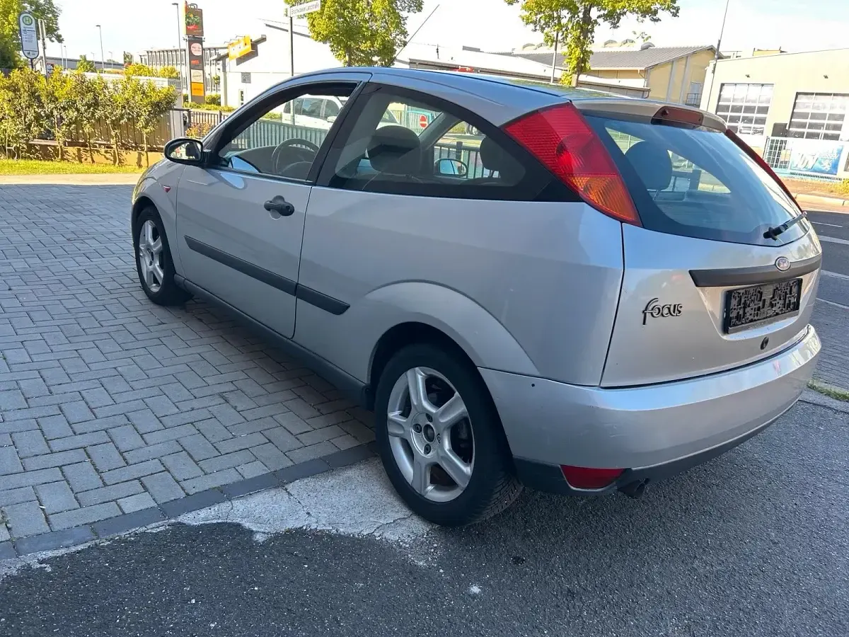 Gebraucht Ford Focus 131 PS (96 kW) 2001 Silber Limousine