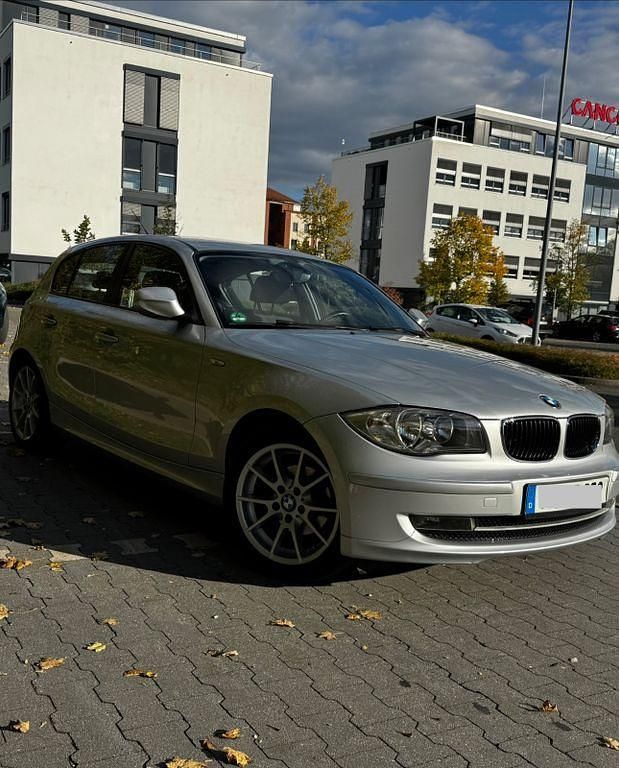 Silber Gebraucht 2010 BMW 116 Sport Line Kleinwagen | 4.899 € (Fairer Preis) - Bild 1/4